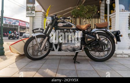 Zakynthos, Grèce - 22 septembre 2022: 500C Royal enfield moto à balles garée en face d'un restaurant comme exposition Banque D'Images