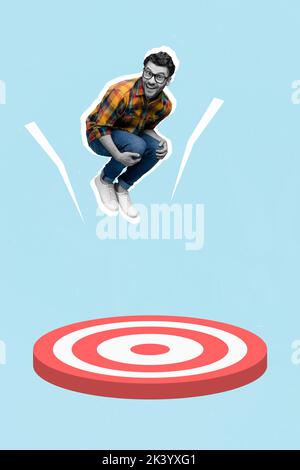 Montage vertical photo de drôle insouciante homme positif sauter dans les fléchettes objectif de réalisation de cible isolé sur fond bleu de couleur Banque D'Images