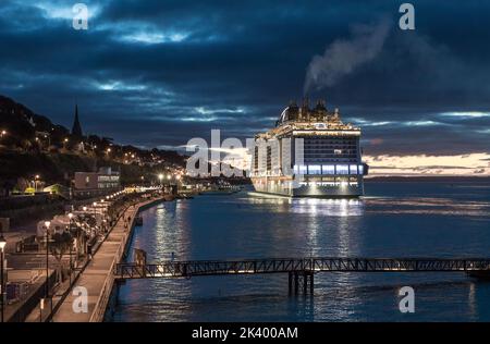 Cobh, Cork, Irlande. 29th septembre 2022. À plus de 330 mètres de long et l'un des plus grands à visiter, le navire de croisière MSC Virtuosa arrive avant l'aube à Cobh, Co. Cork, Irlande. - Crédit; David Creedon / Alamy Live News Banque D'Images