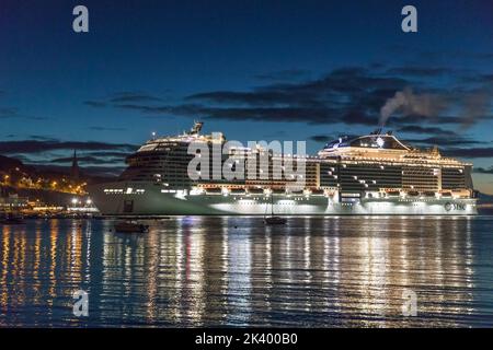 Cobh, Cork, Irlande. 29th septembre 2022. À plus de 330 mètres de long et l'un des plus grands à visiter, le navire de croisière MSC Virtuosa arrive avant l'aube à Cobh, Co. Cork, Irlande. - Crédit; David Creedon / Alamy Live News Banque D'Images