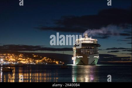 Cobh, Cork, Irlande. 29th septembre 2022. À plus de 330 mètres de long et l'un des plus grands à visiter, le navire de croisière MSC Virtuosa arrive avant l'aube à Cobh, Co. Cork, Irlande. - Crédit; David Creedon / Alamy Live News Banque D'Images