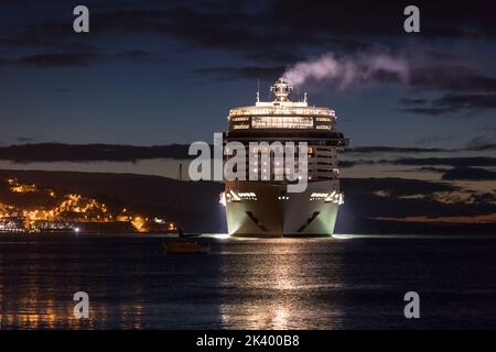 Cobh, Cork, Irlande. 29th septembre 2022. À plus de 330 mètres de long et l'un des plus grands à visiter, le navire de croisière MSC Virtuosa arrive avant l'aube à Cobh, Co. Cork, Irlande. - Crédit; David Creedon / Alamy Live News Banque D'Images