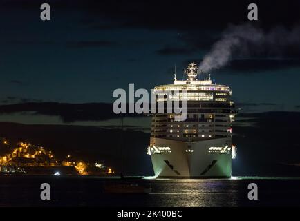 Cobh, Cork, Irlande. 29th septembre 2022. À plus de 330 mètres de long et l'un des plus grands à visiter, le navire de croisière MSC Virtuosa arrive avant l'aube à Cobh, Co. Cork, Irlande. - Crédit; David Creedon / Alamy Live News Banque D'Images