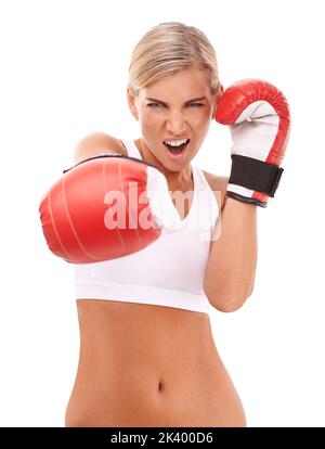 Elle a un deux punch. Portrait en studio d'une jeune boxeur femelle pointant à l'appareil photo. Banque D'Images