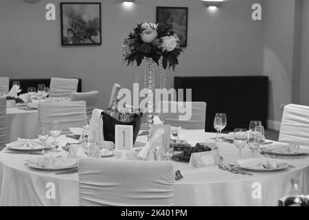 Table pleine de couverts pour mariage Banque D'Images