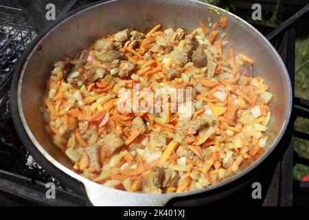 Cuisson de zirvak avec de l'agneau et des légumes dans le chou-fleur au feu pour pilaf Banque D'Images