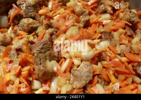 Préparation de zirvak avec agneau et légumes dans le chou-fleur au feu pour pilaf Banque D'Images
