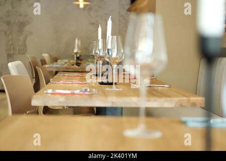 La table d'un restaurant. Verres, bougies et couverts sur la table. Banque D'Images