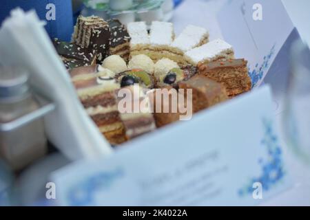 Plateau avec tartes aux fruits, gâteaux au cacao et gâteaux à la vanille Banque D'Images