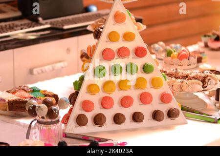 Macarons et autres gâteaux sur la table Banque D'Images