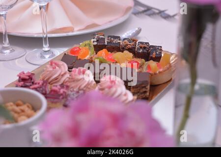 Muffin, mini-tartes aux fruits et biscuits au cacao et au caramel sur la table Banque D'Images