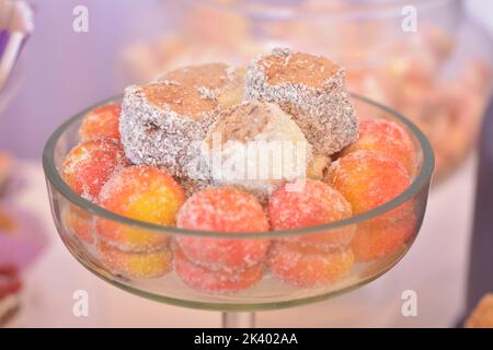 Biscuits à la noix de coco et gâteau à la pêche Banque D'Images