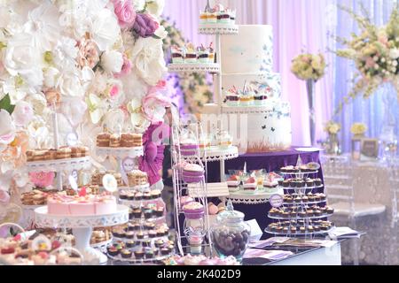 Candy bar lors de la cérémonie du mariage avec beaucoup de différentes boissons et bonbons Banque D'Images