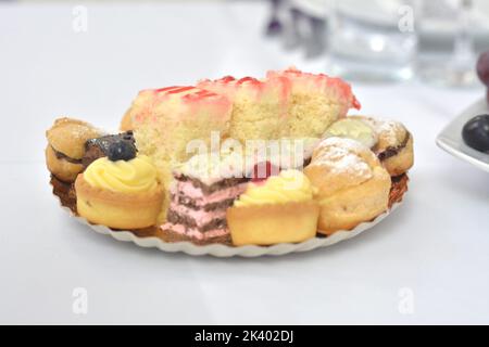 Plateau avec gâteaux frais. Pique-nique pour des vacances d'été avec un gâteau parfait. Banque D'Images