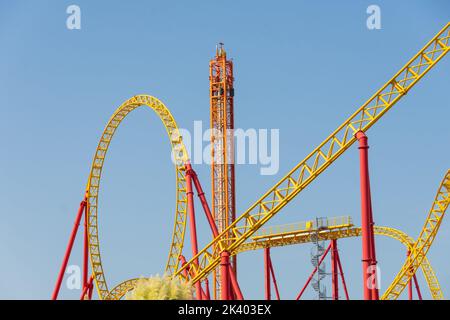 Montagnes russes jaunes-rouges et chute libre stella, vue sur le parc d'attractions Banque D'Images