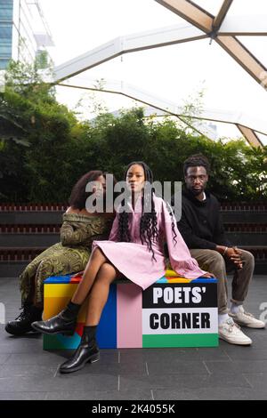 UTILISATION ÉDITORIALE SEULEMENT Theresa Lola, lauréate de jeunes gens (au milieu) et Sarah Aluko (à gauche) et Jolade Olusanya dévoilent le coin des poètes à Canary Wharf pour célébrer le mois de l'histoire des Noirs et offrir une plate-forme aux jeunes poètes noirs de Londres. Date de publication : jeudi 29 septembre 2022. Banque D'Images