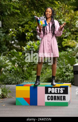 UTILISATION ÉDITORIALE SEULEMENT Theresa Lola, lauréate du Prix des jeunes, dévoile le « coin des poètes » à Canary Wharf pour célébrer le mois de l'histoire des Noirs et offrir une plate-forme aux jeunes poètes noirs à travers Londres. Date de publication : jeudi 29 septembre 2022. Banque D'Images