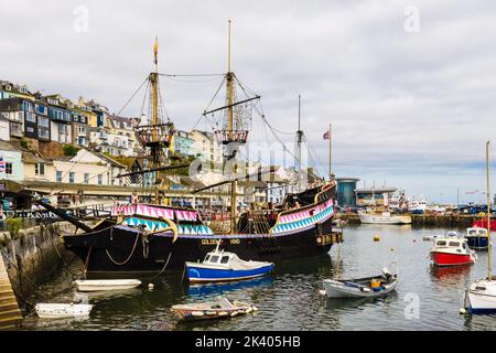 Réplique du galléon de Golden Hind avec de petits bateaux amarrés dans le port intérieur. Brixham, Devon, Angleterre, Royaume-Uni, Grande-Bretagne Banque D'Images