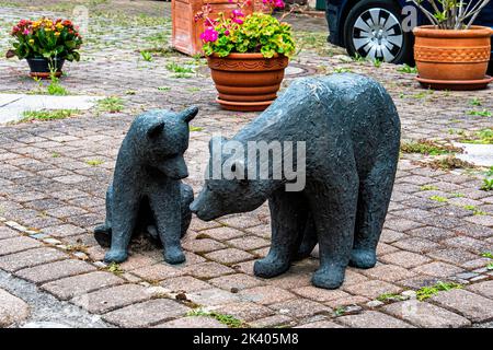 Sculptures d'ours dans la cour de l'édifice historique Brick stables construit de 1893 à 1894 par Carl Sott, Lübars, Reinickendorf, Berlin Banque D'Images