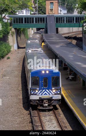 Le train Metro-North menant à la gare de Pleasantville à Westchester en direction de la gare Grand Central à Manhattan. Banque D'Images