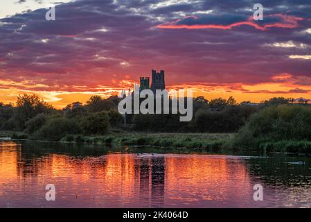 Coucher de soleil derrière la cathédrale d'Ely, vue depuis la rivière Great Ouse Banque D'Images