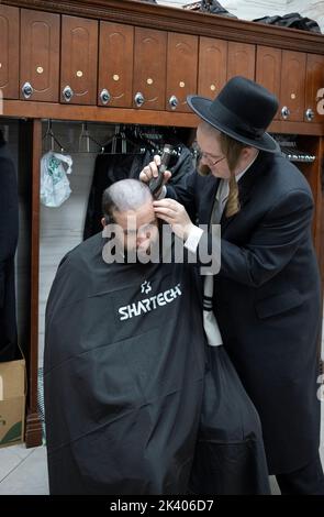 Une coupe de cheveux hassidique observant le passage de Lévitique disant que les hommes juifs ne doivent pas « couper les coins de leur barbe ». Dans une synagogue de New York. Banque D'Images