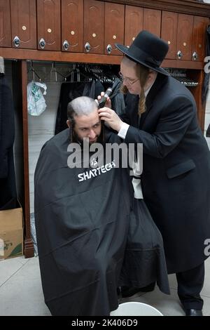 Une coupe de cheveux hassidique observant le passage de Lévitique disant que les hommes juifs ne doivent pas « couper les coins de leur barbe ». Dans une synagogue de New York. Banque D'Images