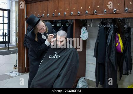 Une coupe de cheveux hassidique observant le passage de Lévitique disant que les hommes juifs ne doivent pas « couper les coins de leur barbe ». Dans une synagogue de New York. Banque D'Images