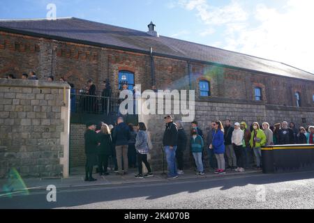 Les gens font la queue devant le château de Windsor et la chapelle Saint-Georges rouvrent pour la première fois au public depuis le décès de la reine Elizabeth II. Les premiers membres du public pourront visiter le dernier lieu de repos de la Reine et admirer la pierre du grand livre de la chapelle commémorative George VI qui est inscrite avec son nom. Date de la photo: Jeudi 29 septembre 2022. Banque D'Images