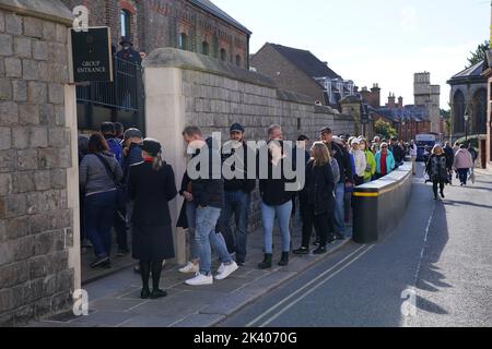 Les gens font la queue devant le château de Windsor et la chapelle Saint-Georges rouvrent pour la première fois au public depuis le décès de la reine Elizabeth II. Les premiers membres du public pourront visiter le dernier lieu de repos de la Reine et admirer la pierre du grand livre de la chapelle commémorative George VI qui est inscrite avec son nom. Date de la photo: Jeudi 29 septembre 2022. Banque D'Images