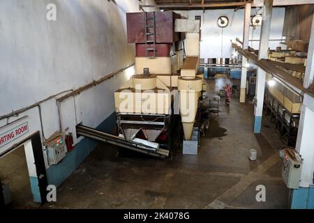 L'ouvrier vérifie les feuilles de thé sur une machine où le thé est séparé par la taille et la couleur à l'usine et l'ouvrier répand les feuilles de thé pour sécher dans une usine de traitement du thé à 28 septembre 2022 à Sreemangal, au Bangladesh. Photo de Habibur Rahman/ABACAPRESS.COM Banque D'Images