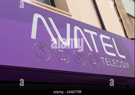 Felanitx, Espagne; septembre 21 2022: Façade principale d'un magasin de la société multinationale de télécommunications Avatel, dans la ville de Majorcan de Felanitx, S. Banque D'Images