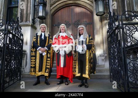 (De gauche à droite) le secrétaire à la Justice Brandon Lewis, aux côtés du juge en chef Lord Burnett et du maître des Rolls Sir Geoffrey Vos, devant les cours royales de justice, dans le centre de Londres, devant sa prestation de serment en tant que Lord Chancelier. Date de la photo: Jeudi 29 septembre 2022. Banque D'Images