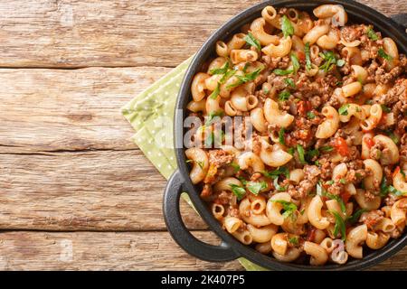 Hamburger Macaroni avec légumes et fromage dans la poêle sur la table en bois. Vue horizontale du dessus Banque D'Images