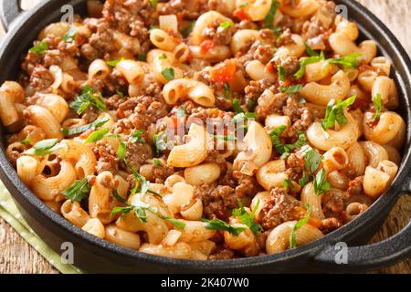 Hamburger Macaroni avec légumes et fromage dans la poêle sur la table en bois. Horizontale Banque D'Images