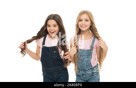 Des boucles robustes. Conseils faciles pour donner une coiffure aux enfants. Petites filles cheveux longs. Filles enfants avec de longs cheveux magnifiques. Concept de cheveux forts et sains Banque D'Images