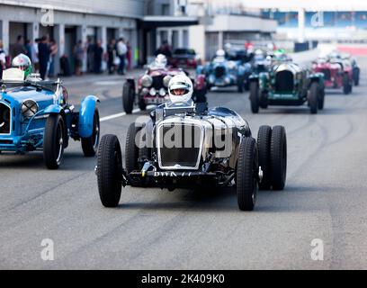 John Burton pilotant son Noir, 1936, Jaguar SS100, au début de la course des voitures de sport d'avant-guerre « BRDC 500 » de MRL au Silverstone Classic 2022. Banque D'Images