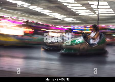 Photo abstraite de voitures tamponneuses au parc d'attractions de la foire d'izmir. Banque D'Images