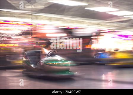 Photo abstraite de voitures tamponneuses au parc d'attractions de la foire d'izmir. Banque D'Images