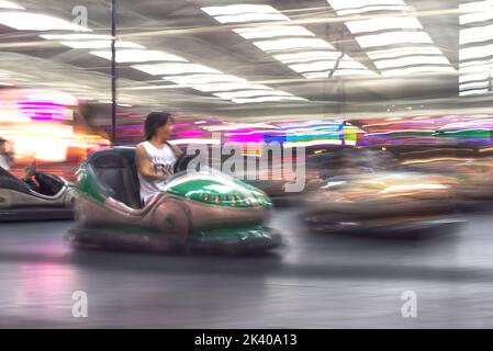 Photo abstraite de voitures tamponneuses au parc d'attractions de la foire d'izmir. Banque D'Images