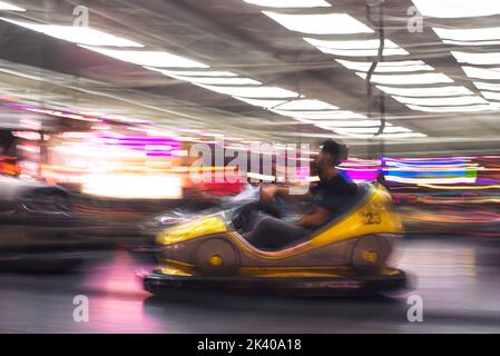 Photo abstraite de voitures tamponneuses au parc d'attractions de la foire d'izmir. Banque D'Images