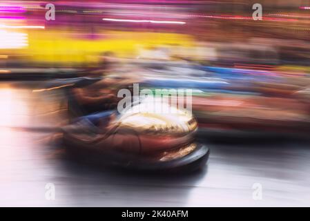 Photo abstraite de voitures tamponneuses au parc d'attractions de la foire d'izmir. Banque D'Images