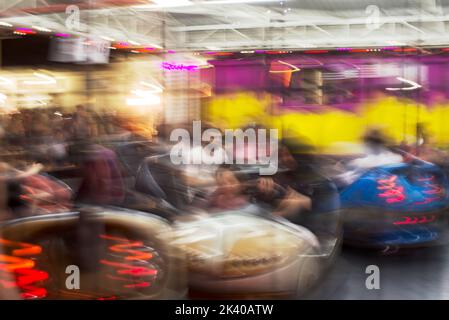 Photo abstraite de voitures tamponneuses au parc d'attractions de la foire d'izmir. Banque D'Images