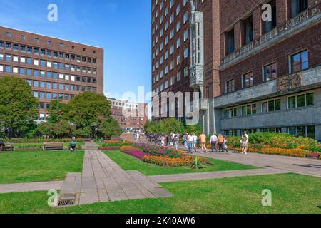 Oslo, Norvège - 13 août 2022: Kronprinsesse Märthas plass Rådhushagen, un parc public situé à proximité de l'hôtel de ville d'Oslo (vu sur la droite), et à proximité Banque D'Images