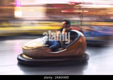 Photo abstraite de voitures tamponneuses au parc d'attractions de la foire d'izmir. Banque D'Images