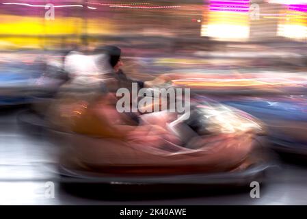 Photo abstraite de voitures tamponneuses au parc d'attractions de la foire d'izmir. Banque D'Images