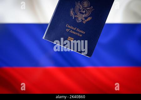 Un passeport américain est vu sur cette photo avec un drapeau russe à l'arrière-plan à Varsovie, en Pologne, le 29 septembre 2022. Les Américains en marche Banque D'Images