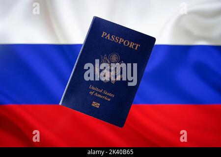 Un passeport américain est vu sur cette photo avec un drapeau russe à l'arrière-plan à Varsovie, en Pologne, le 29 septembre 2022. Les Américains en marche Banque D'Images