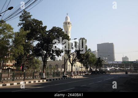 Rue très fréquentée à Dhaka, au Bangladesh, est devenue calme et vide le jour des élections. Banque D'Images