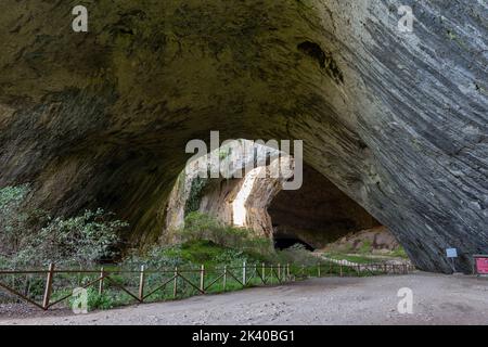 La grotte géante de Devetashka avec un écosystème incroyable à l'intérieur. Situé près de la ville de Lovech en Bulgarie. Banque D'Images